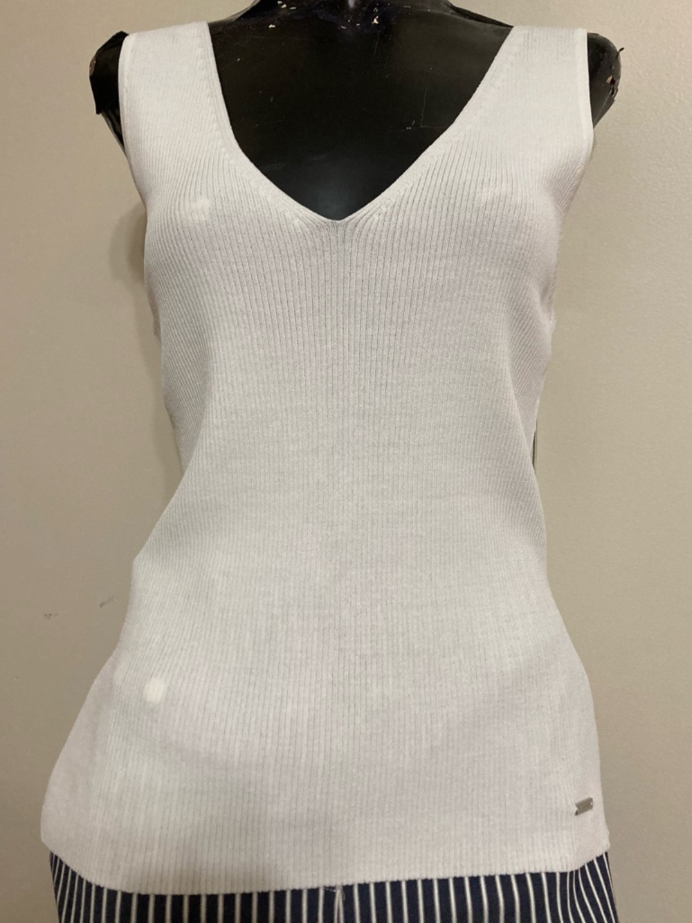 Women’s White V-Neck Ribbed Knit Tank Top. Item# SSswt4